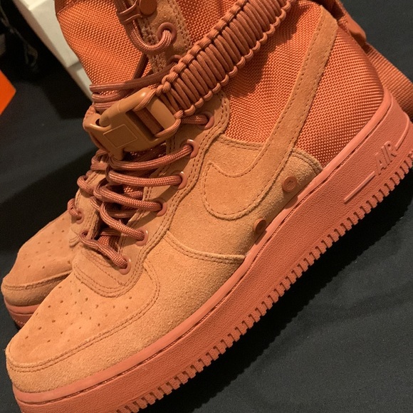 Nike - Picture 3 of 4